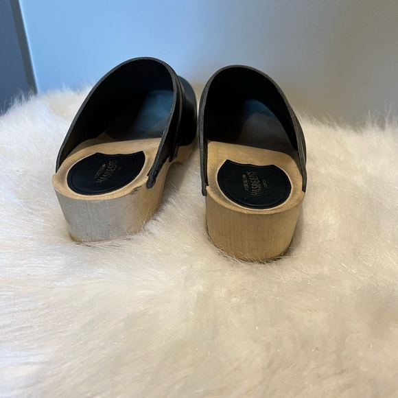 Swedish Hasbeens Black Leather Clogs - Picture 4 of 9